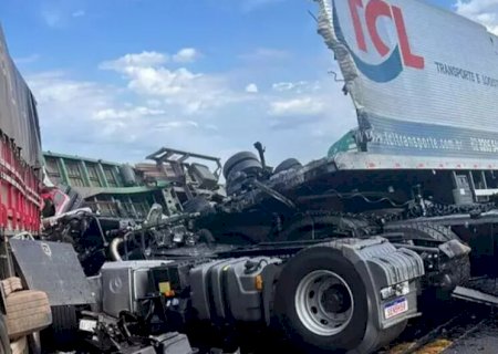 Três pessoas morrem em colisão entre caminhões na BR-267