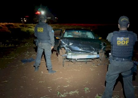 Homem bate em ônibus escolar ao fugir de abordagem policial