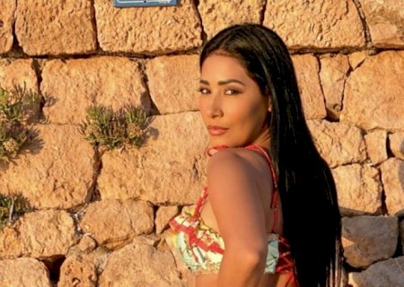 Simaria ostenta as curvas impecáveis ao usar look ousado