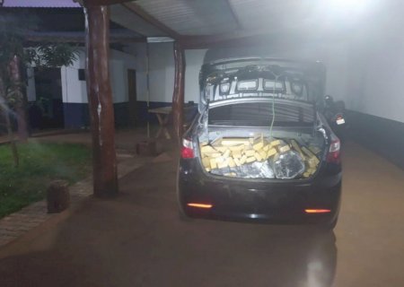 Dupla é presa com mais de 300 quilos de maconha em carro adulterado