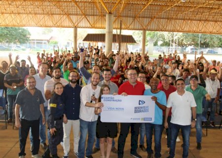 Alan Guedes entrega Cartão Construção para famílias do Ouro Fino e Ibiza