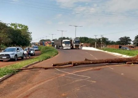 grupo de indígenas fecha MS-156 em protesto por segurança na Reserva