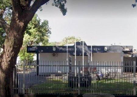 Homem é flagrado 'peladão' em cima de telhado de casa em Dourados