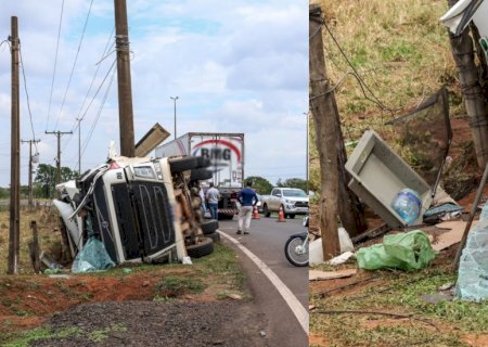 Morre caminhoneiro que tombou veículo com carga de carne na saída para SP em Campo Grande