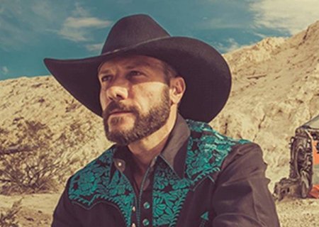 Cantor Manutti é preso dirigindo bêbado e com maconha no carro