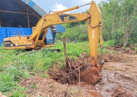 Prefeitura limpa Córrego Rego D’Água para evitar novos alagamentos