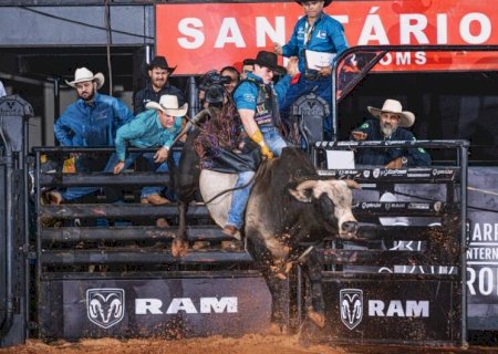 Sindicato Rural Apresenta  Primeiro peão de Dourados a competir do 'Barretão' se prepara para montar nos EUA