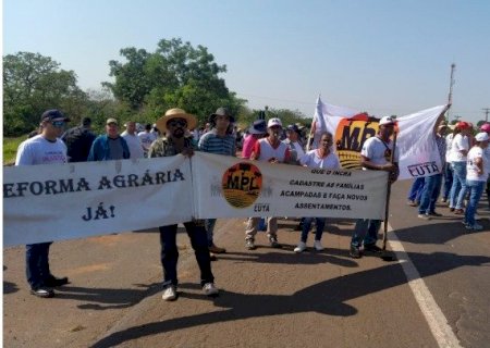 Manifestantes bloqueiam rodovias e pedem ‘reforma agrária já’ em MS