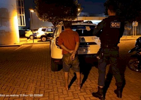 Homem é preso após estuprar mulher em calçada de praça