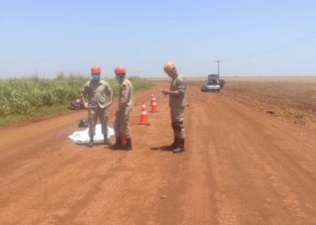 Motociclista morre após colisão com carro em estrada de terra