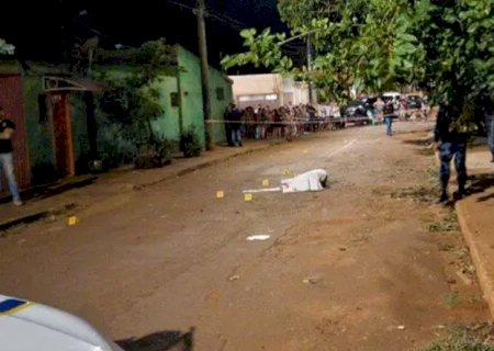 Rapaz é 'surpreendido' por dupla em moto e executado a tiros na Capital