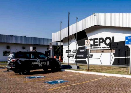 Homem tem faca cravada no peito após defender esposa de briga em conveniência