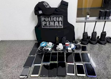 Polícia apreende 73 celulares durante operação em presídio