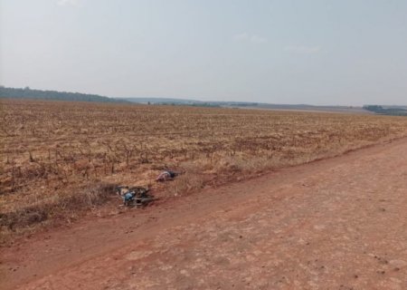 Acidente envolvendo caminhão e moto mata mulher em Laguna Carapã