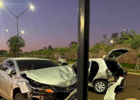 “Racha” em Dourados termina em acidente e com 2 pessoas feridas