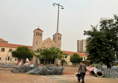 Decoração do Dourados Brilha começa a ser instalada na praça