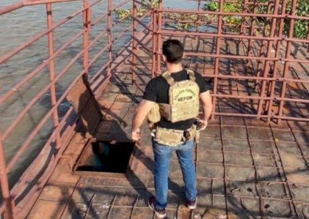 Polícia Federal apreende balsa carregada com 8 mil litros de diesel contrabandeado