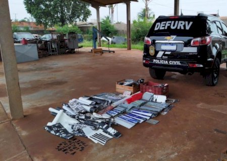 Polícia desativa fábrica clandestina de placas falsas e prende autor