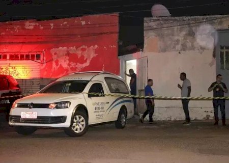 Corpo é encontrado enterrado em quintal de casa; marido é um dos suspeitos do crime