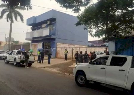 Pistoleiros invadem loja de carros e atiram em garagista na fronteira
