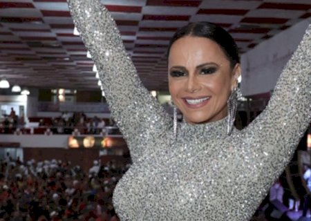 Viviane Araujo se joga no samba com macacão 'embalado a vácuo'