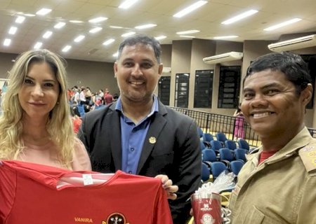 Adolescentes festejam o final de mais um ano
