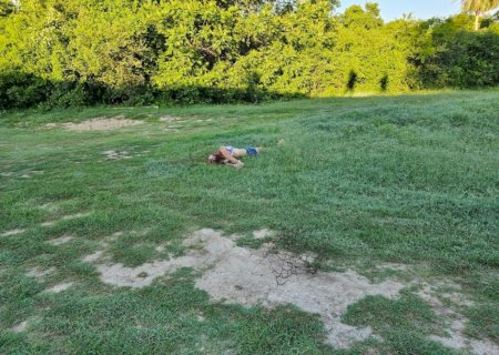 Populares encontram mulher decapitada com mãos e pés amarrados perto de rio