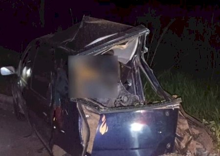 Acidente entre carro de passeio e carreta mata criança e casal em rodovia de MS
