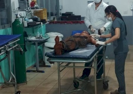 Rapaz é levado para o hospital com cortes de faca no rosto e pescoço em Dourados