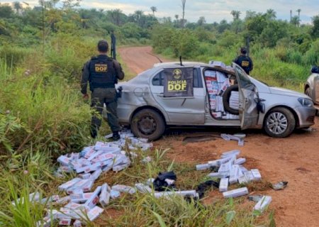 Veículo capotado em rodovia é apreendido com mais 2 mil pacotes de cigarros