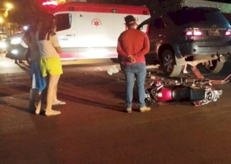 Acidente entre moto e carro deixa jovem de 25 anos em estado gravíssimo em Dourados