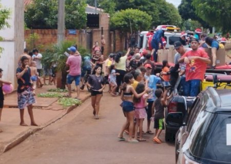 Polícia Civil entrega brinquedos para crianças de Dourados