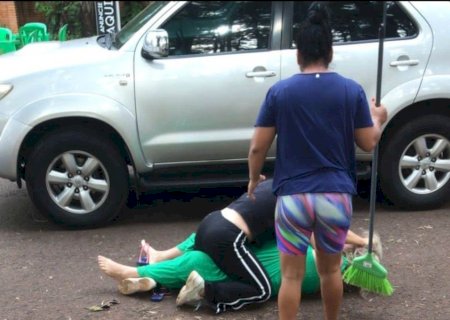 Mulher pega celular do marido, agride outra na rua e vai presa com pistola