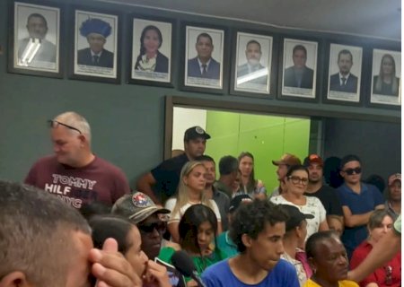 Gritos, Ofensas e Confusão Toma Conta da Sessão Extraordinária em Douradina-MS