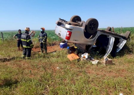 Homem capota caminhonete na MS-338 ao tentar desviar de peça quebrada de caminhão