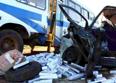 Contrabandista em alta velocidade morre após bater em ônibus