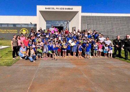 Alunos fazem visita à sede do DOF e ganham brinquedos