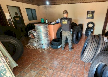 Pneus ilegais em depósito clandestino são apreendidos em Mundo Novo