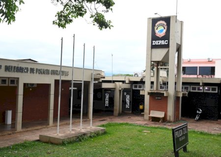 Mulher vai ensanguentada para hospital, nega parto, mas bebê aparece depois e caso vai para polícia