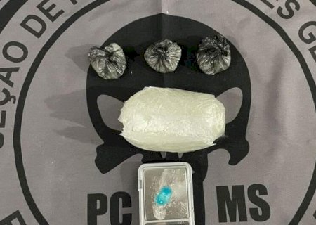 Mulher é presa traficando em área de praça pública