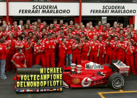 Família de Schumacher põe à venda Ferrari autografada por Michael
