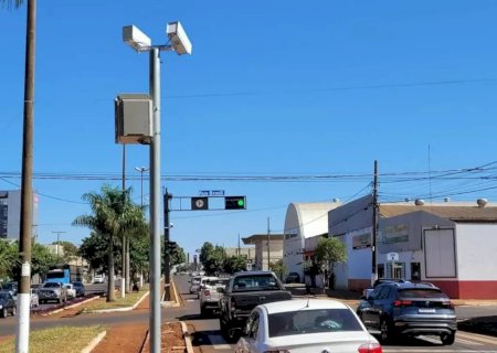 Mais de 20 semáforos recebem sensores de avanço de sinal em Dourados