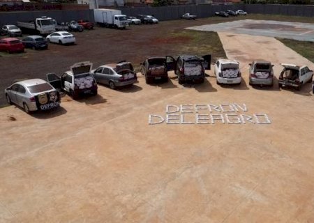 Polícia apreende nove veículos carregados de cigarros contrabandeados