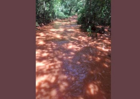 Barragem em obra do Aeroporto volta a transbordar com chuvas e alaga chácara