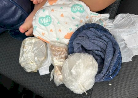 Mulheres são presas após polícia encontrar drogas em fralda de criança em Dourados