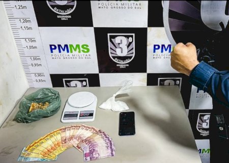 Dupla é presa após ser flagrada vendendo droga em frente à escola em Dourados