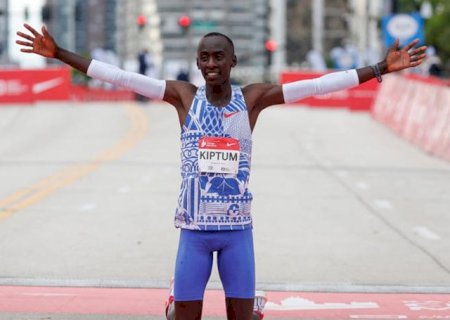 Recordista mundial de maratona morre em acidente de carro