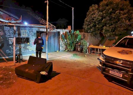 Homem tem casa invadida por dupla, tenta fugir e acaba morto a facadas