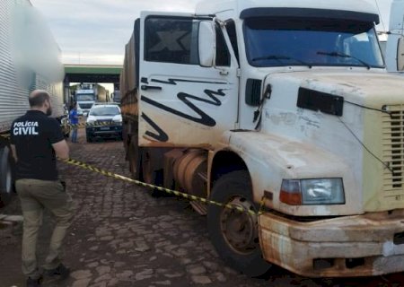 Motorista encontrado morto em carreta está com traumatismo craniano