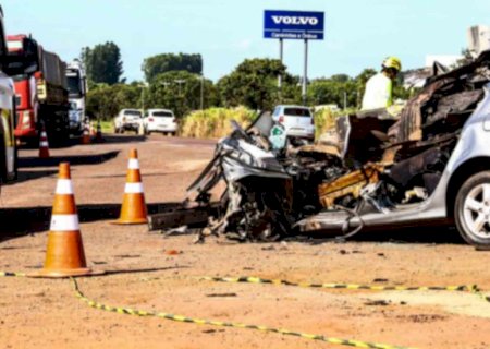 Casal morre em acidente com carreta que saía de posto de combustível na BR-163